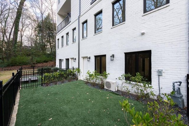 1099 Briar Cove Circle, Atlanta, GA 30329