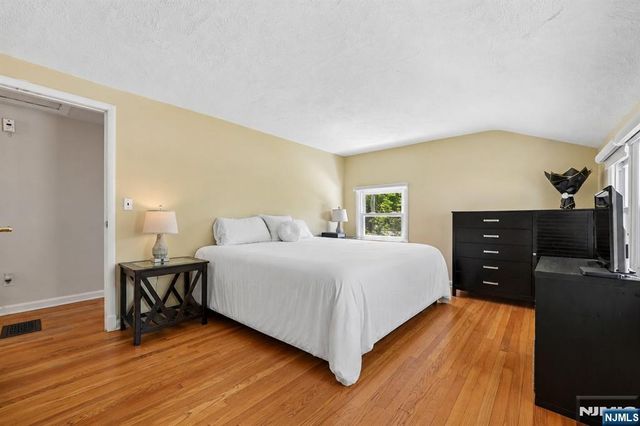 21 Howard Place, Waldwick, NJ 07463