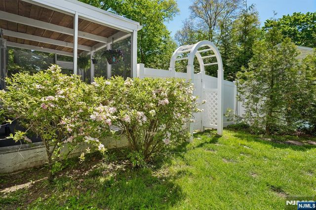 21 Howard Place, Waldwick, NJ 07463