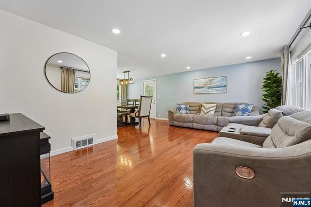 21 Howard Place, Waldwick, NJ 07463