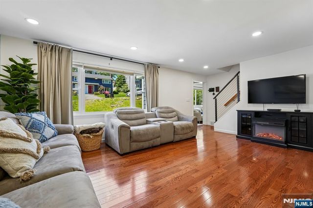 21 Howard Place, Waldwick, NJ 07463