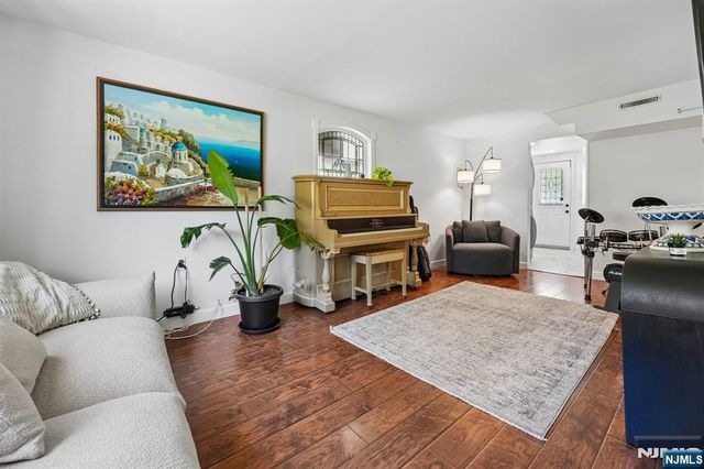 21 Howard Place, Waldwick, NJ 07463