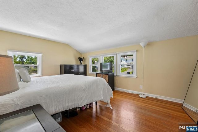 21 Howard Place, Waldwick, NJ 07463
