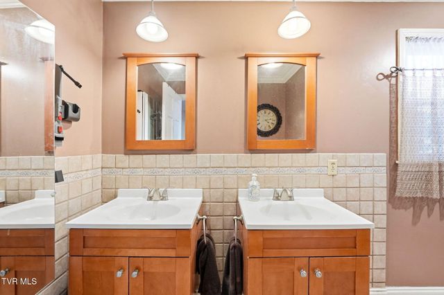 208 Coralwood Drive, Kingsport, TN 37663