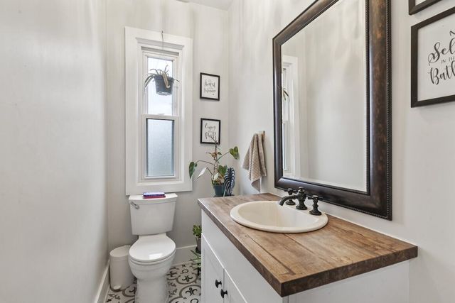 403 W Capitol DRIVE, Hartland, WI 53029