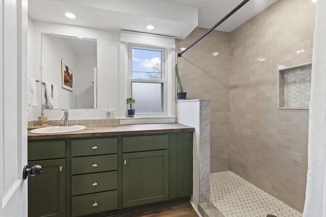 403 W Capitol DRIVE, Hartland, WI 53029