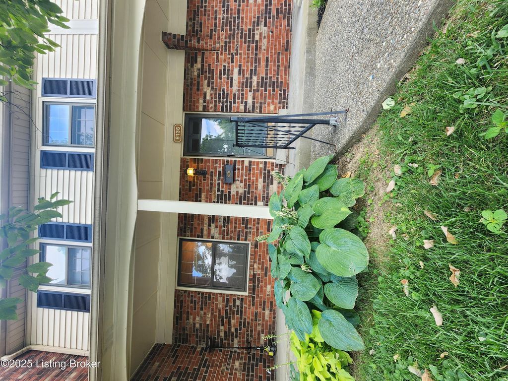 8136 Lake Terrace, Louisville, KY 40222