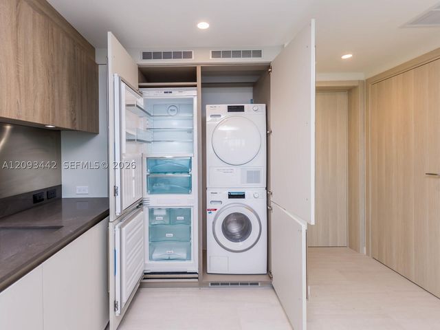 1000 Brickell Plz 4104, Miami, FL 33131