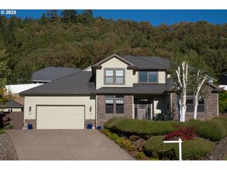 126 CYPRESS Ct, Winchester, OR 97495