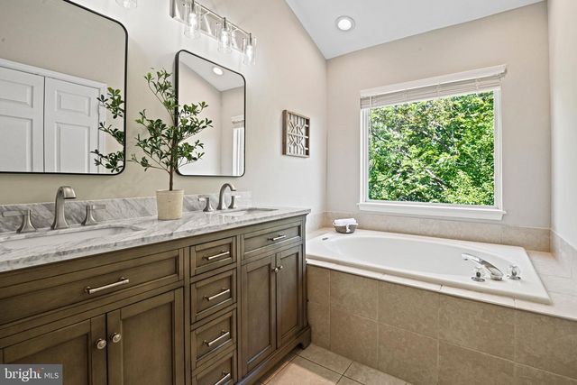 13102 FOREST MIST LN, Fairfax, VA 22033