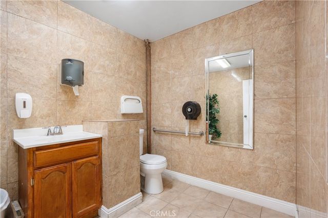 8461 San Pedro Street, Los Angeles, CA 90003