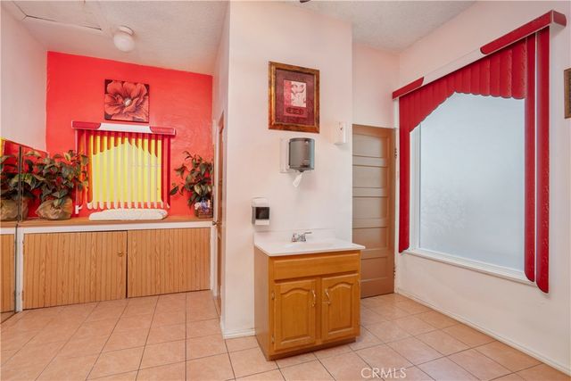 8461 San Pedro Street, Los Angeles, CA 90003