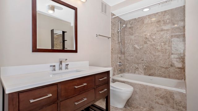 2500 N Lakeview Avenue 3002, Chicago, IL 60614
