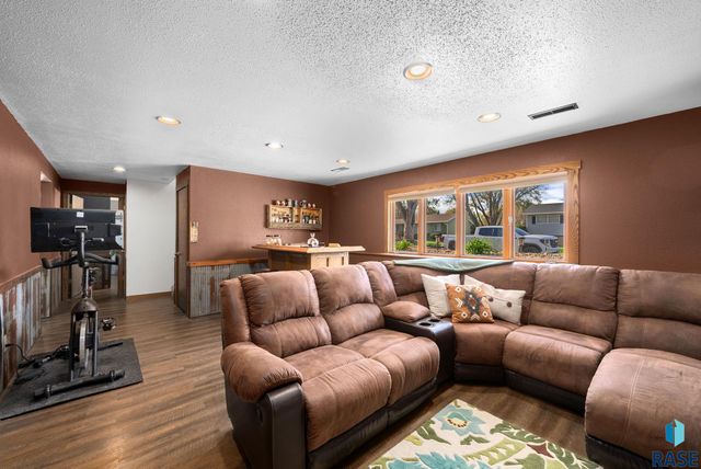 4108 E 23rd St, Sioux Falls, SD 57103