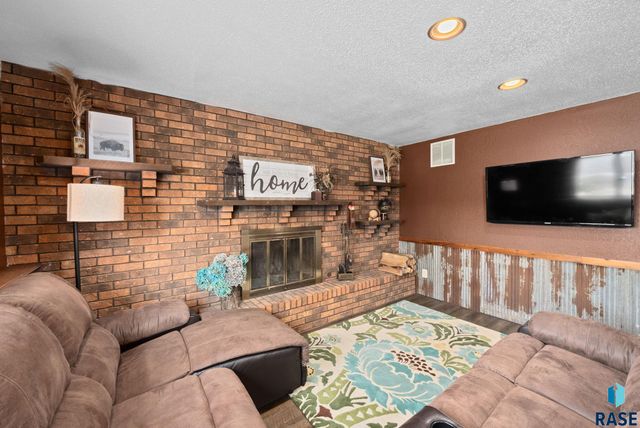 4108 E 23rd St, Sioux Falls, SD 57103