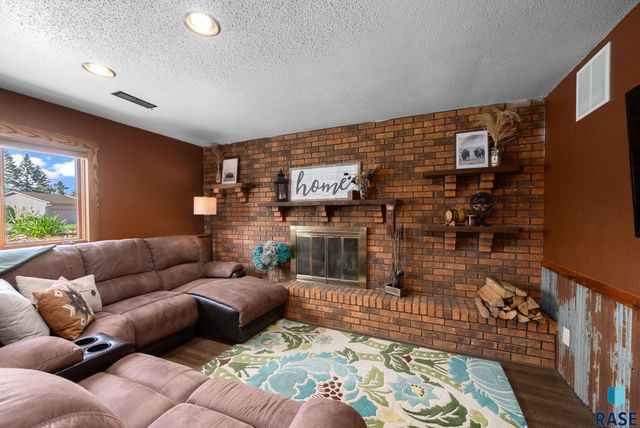 4108 E 23rd St, Sioux Falls, SD 57103