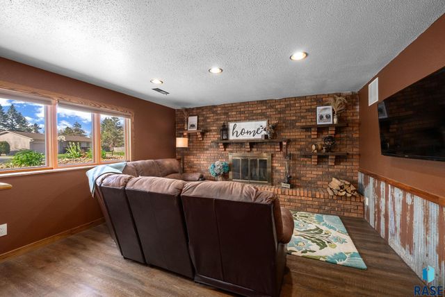 4108 E 23rd St, Sioux Falls, SD 57103