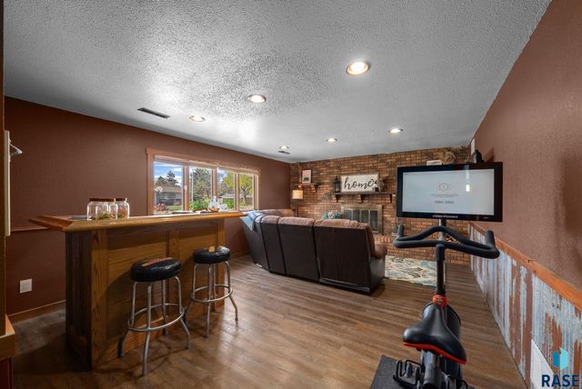 4108 E 23rd St, Sioux Falls, SD 57103