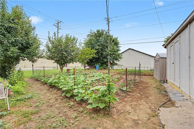936 S Maxwell, Siloam Springs, AR 72761