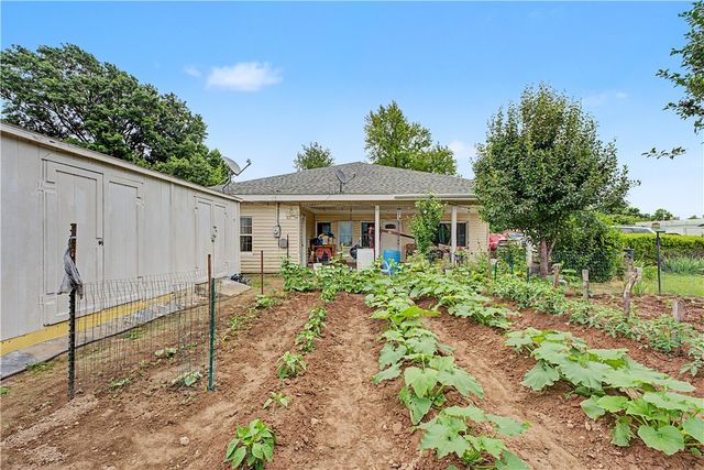 936 S Maxwell, Siloam Springs, AR 72761