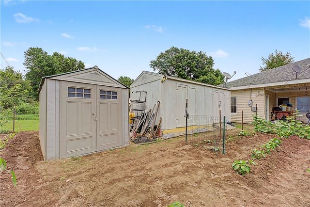 936 S Maxwell, Siloam Springs, AR 72761
