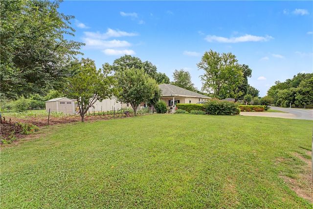 936 S Maxwell, Siloam Springs, AR 72761