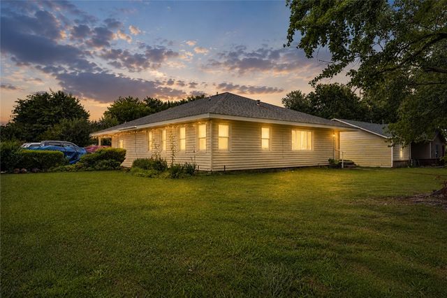936 S Maxwell, Siloam Springs, AR 72761