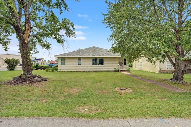 936 S Maxwell, Siloam Springs, AR 72761