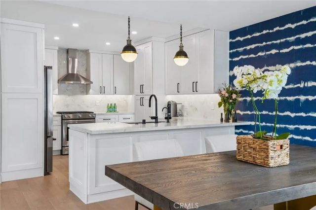 677 5th Street, Hermosa Beach, CA 90254