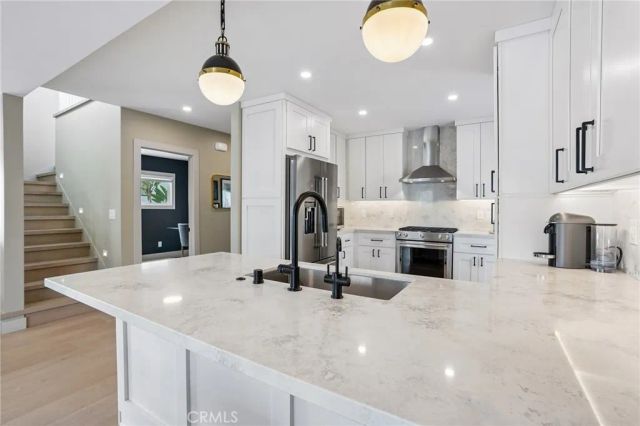 677 5th Street, Hermosa Beach, CA 90254