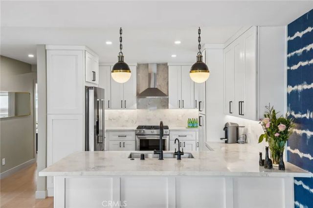 677 5th Street, Hermosa Beach, CA 90254