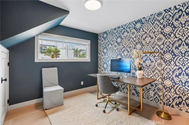 677 5th Street, Hermosa Beach, CA 90254
