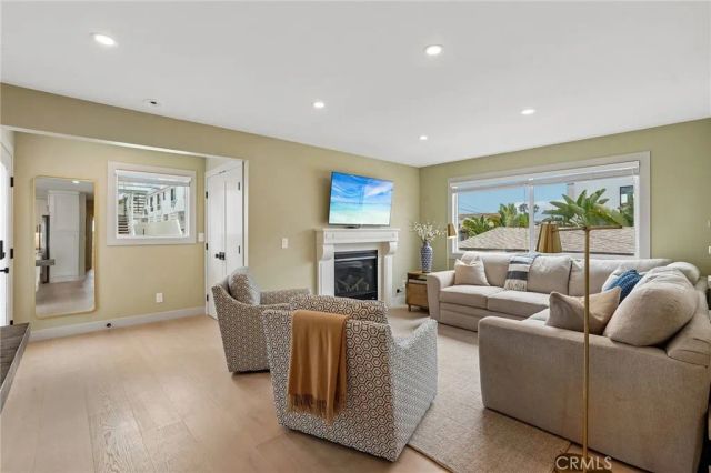 677 5th Street, Hermosa Beach, CA 90254