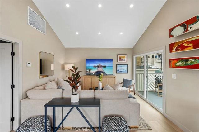 677 5th Street, Hermosa Beach, CA 90254