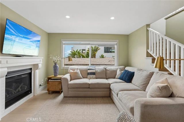 677 5th Street, Hermosa Beach, CA 90254