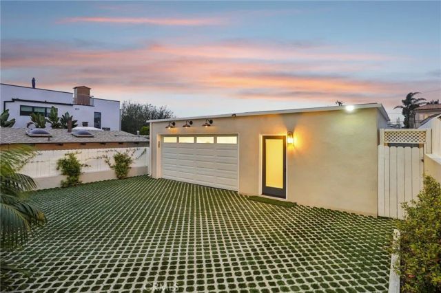 677 5th Street, Hermosa Beach, CA 90254
