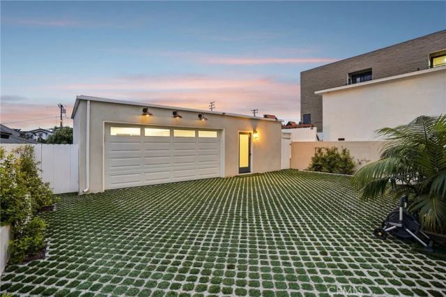 677 5th Street, Hermosa Beach, CA 90254