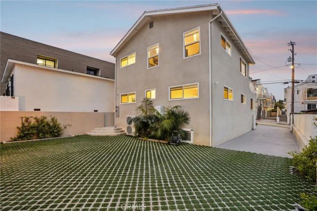 677 5th Street, Hermosa Beach, CA 90254