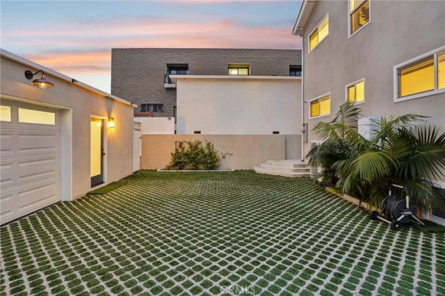677 5th Street, Hermosa Beach, CA 90254