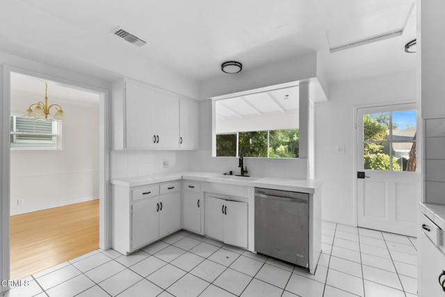 1716 N Roosevelt Avenue, Altadena, CA 91001