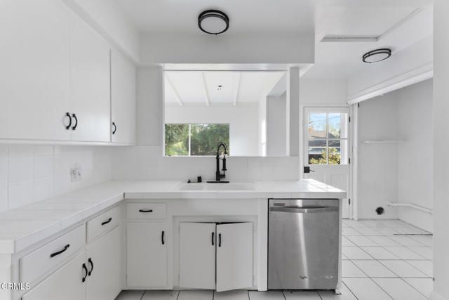 1716 N Roosevelt Avenue, Altadena, CA 91001