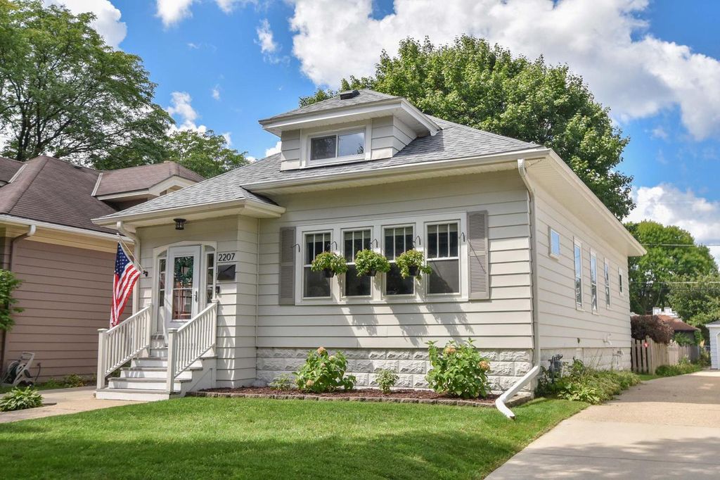 2207 N 66th STREET, Wauwatosa, WI 53213