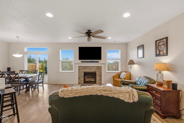 2569 NW Upas Way, Redmond, OR 97756