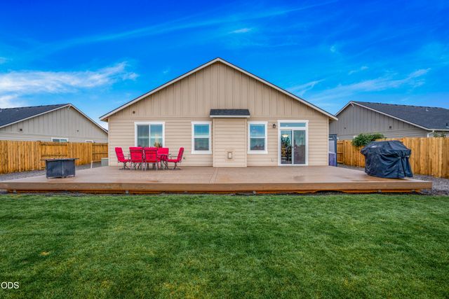 2569 NW Upas Way, Redmond, OR 97756