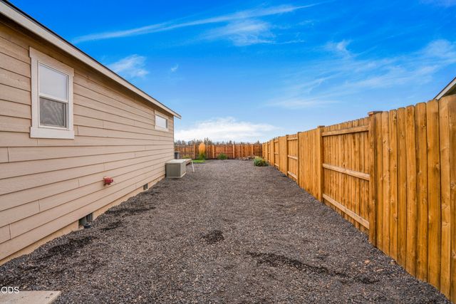 2569 NW Upas Way, Redmond, OR 97756