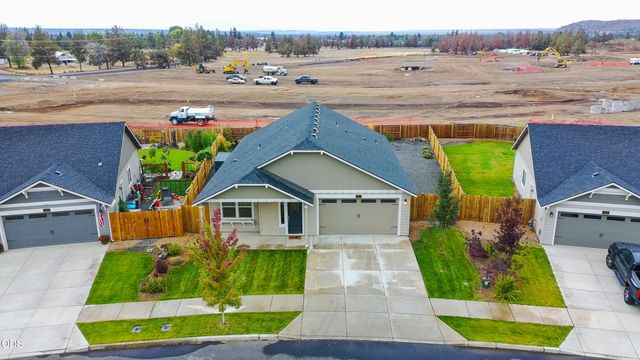 2569 NW Upas Way, Redmond, OR 97756