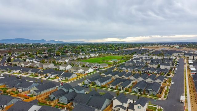 2569 NW Upas Way, Redmond, OR 97756
