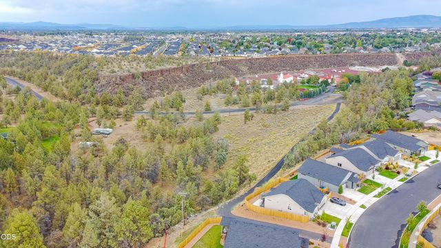 2569 NW Upas Way, Redmond, OR 97756