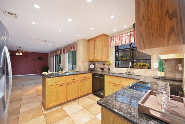 8430 Blossom Hill Ct, Citrus Heights, CA 95610