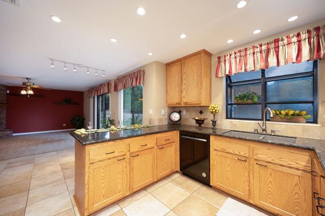 8430 Blossom Hill Ct, Citrus Heights, CA 95610